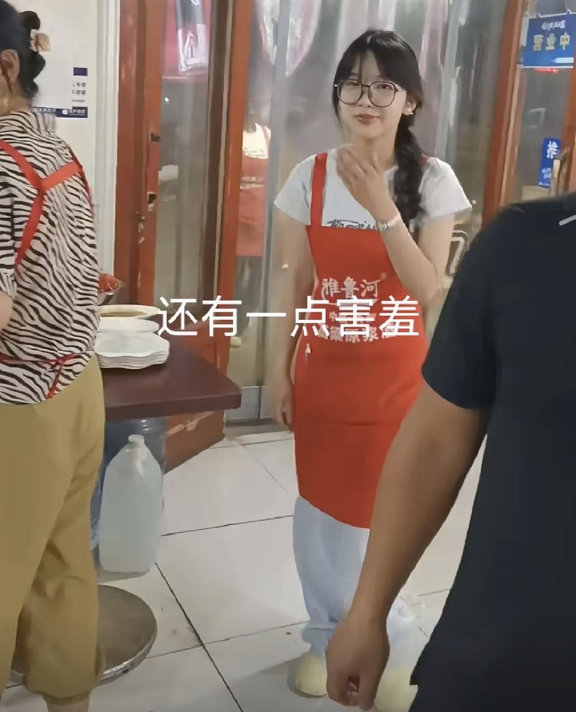 女孩高考后在饭店打工因长相清纯人气爆棚老板都冲她来的