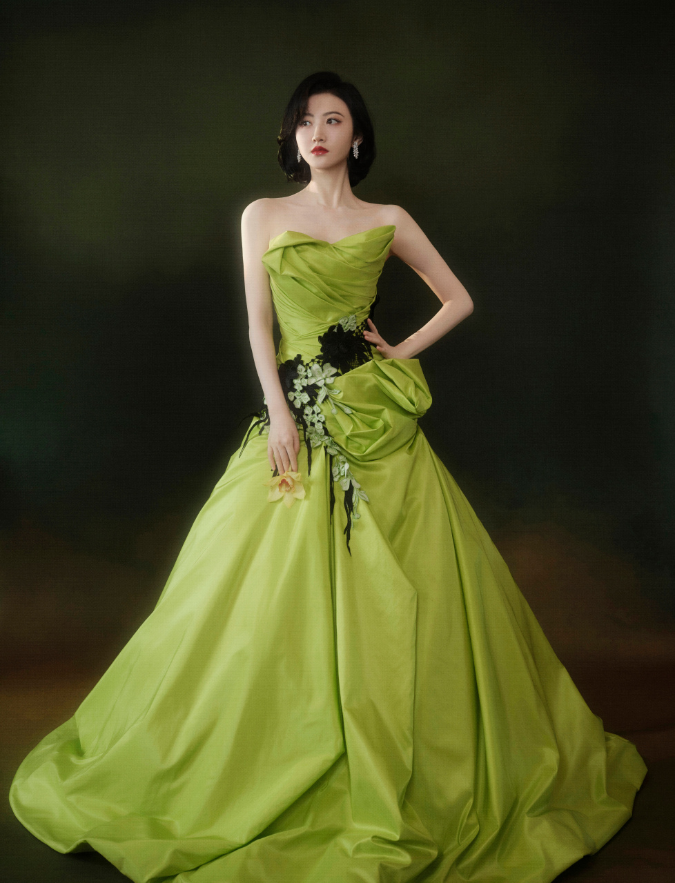 景甜,翠绿色抹胸长裙,红唇短发,性感优雅!