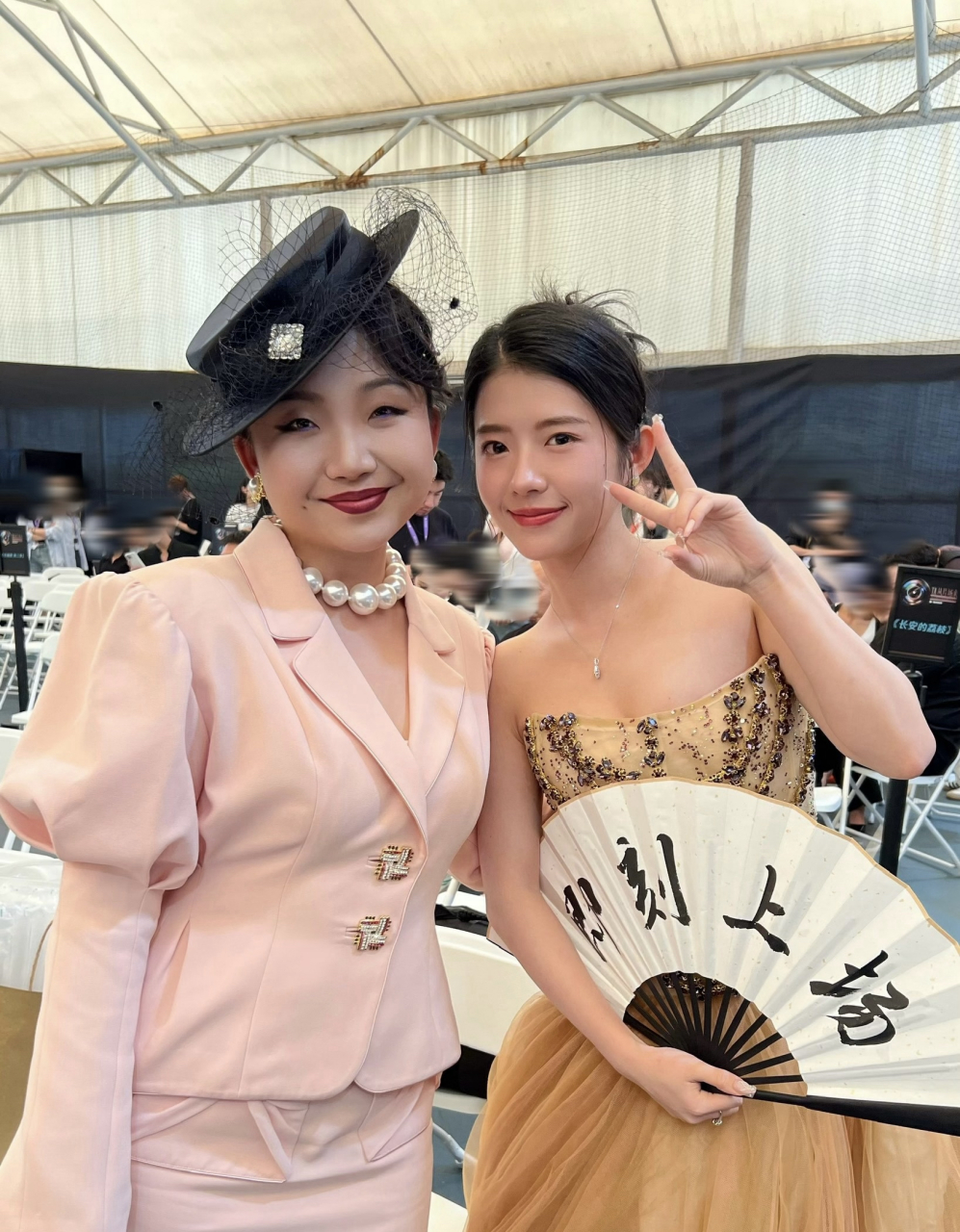 辣目洋子和何蓝逗同框,真是没有对比就没有伤害.