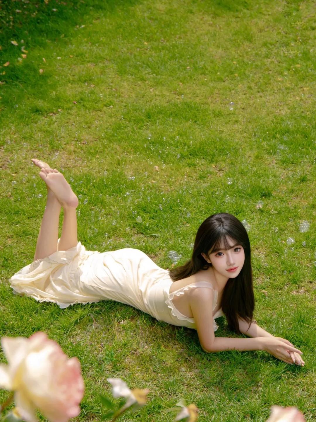 草坪美女照片