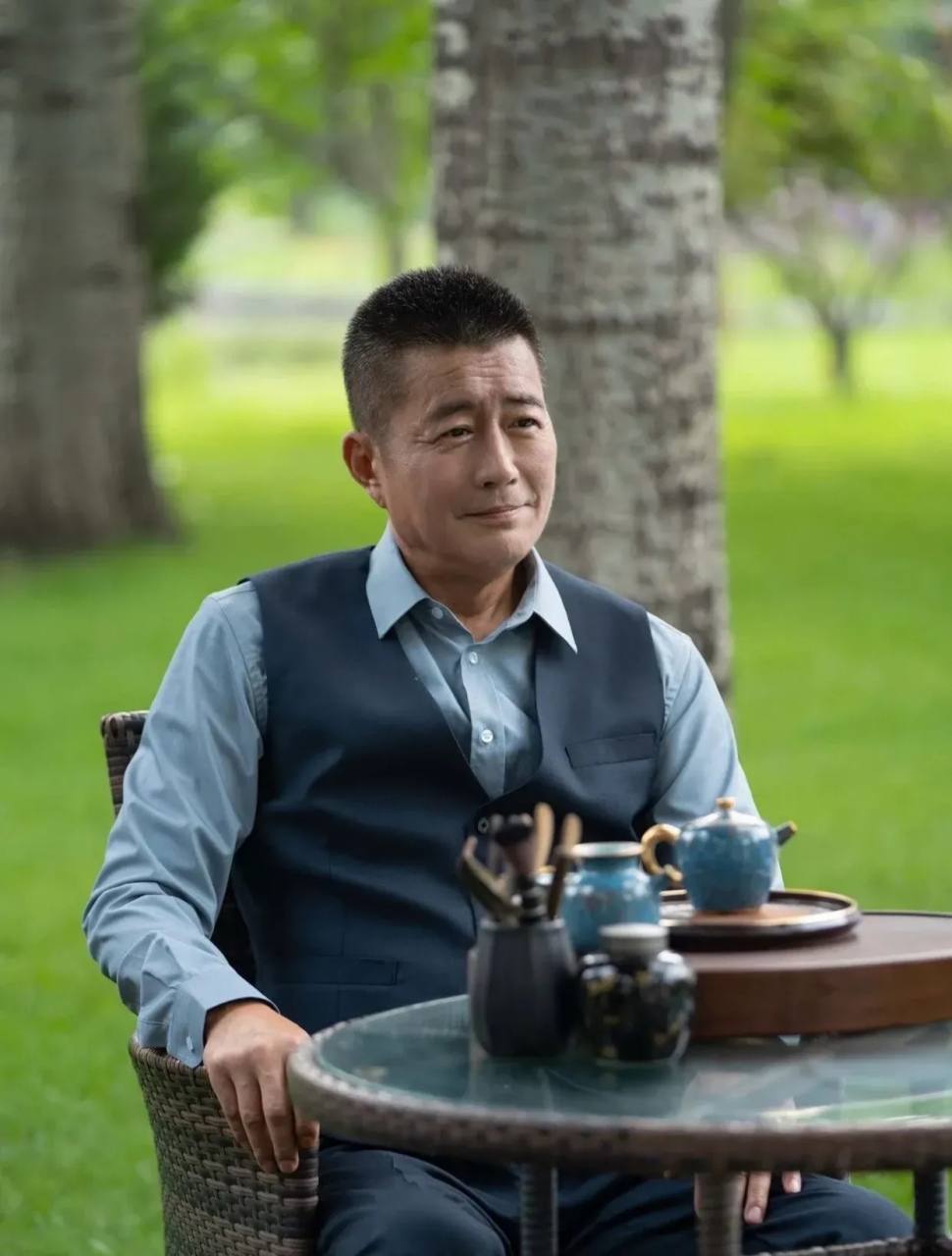 次子:昵称小高,8岁,母亲是王玲,高曙光的第二任妻子,比高曙光小1晁 