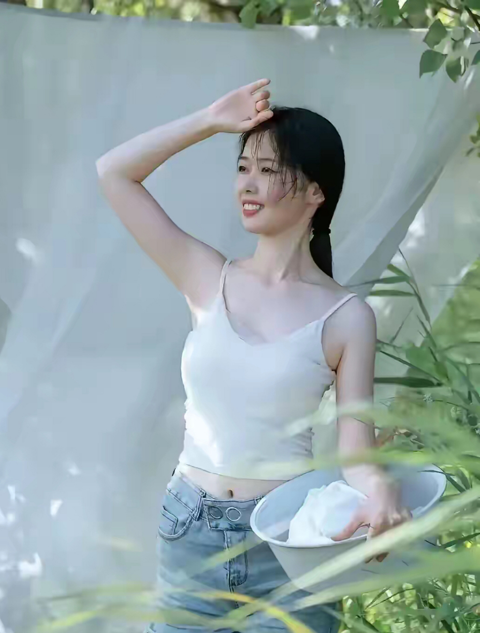 她的皮肤,如同丝绸般光滑细腻,透出一种健康的光泽.