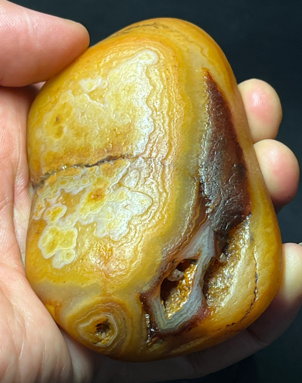 一方精品花眼玛瑙,色彩斑斓,饱满圆润,像极了肉夹馍左右开合,红嘴俏彩