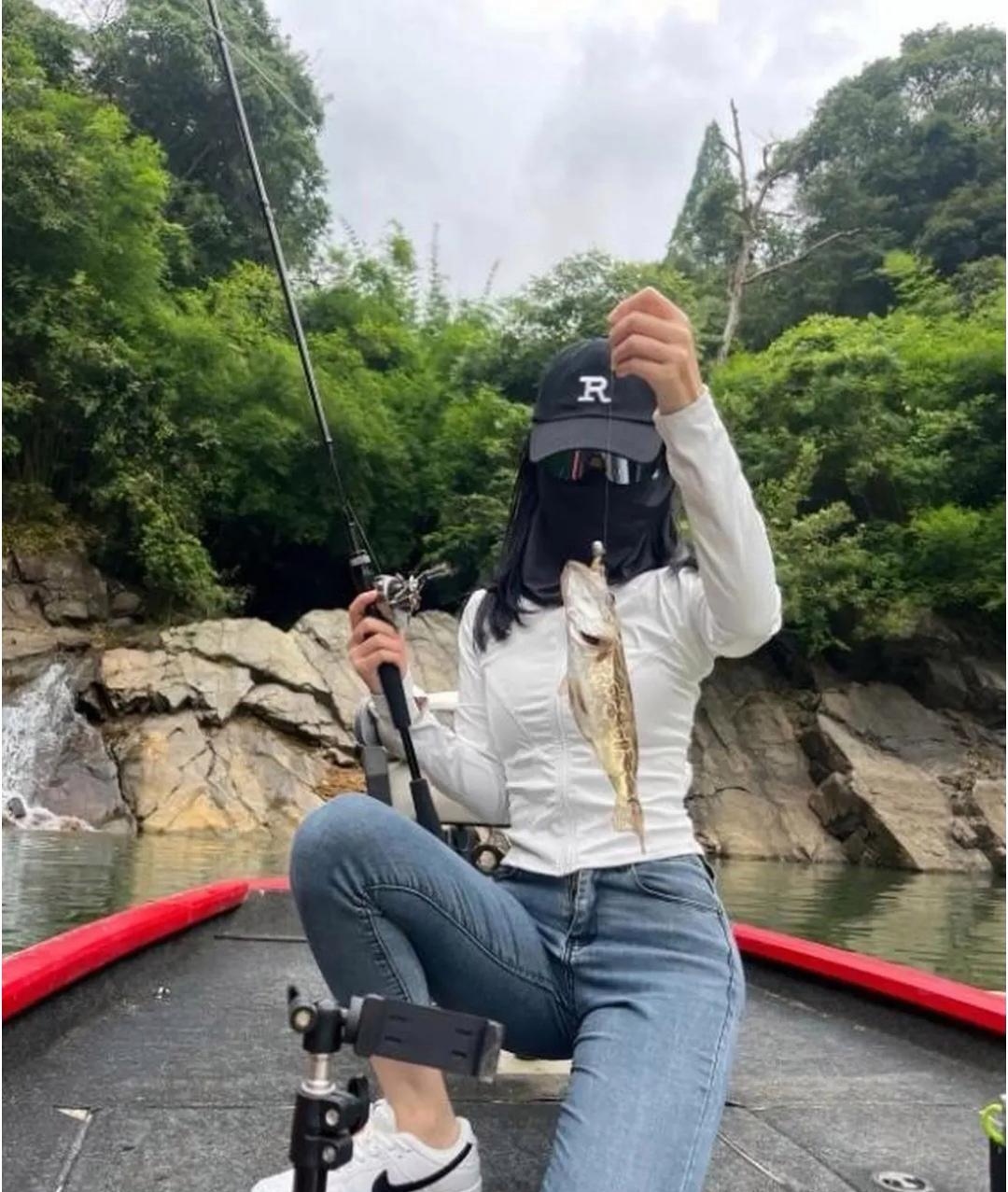 这个姑娘钓鱼的姿势也太优美了吧我就感觉奇怪钓了半天没钓上鱼来