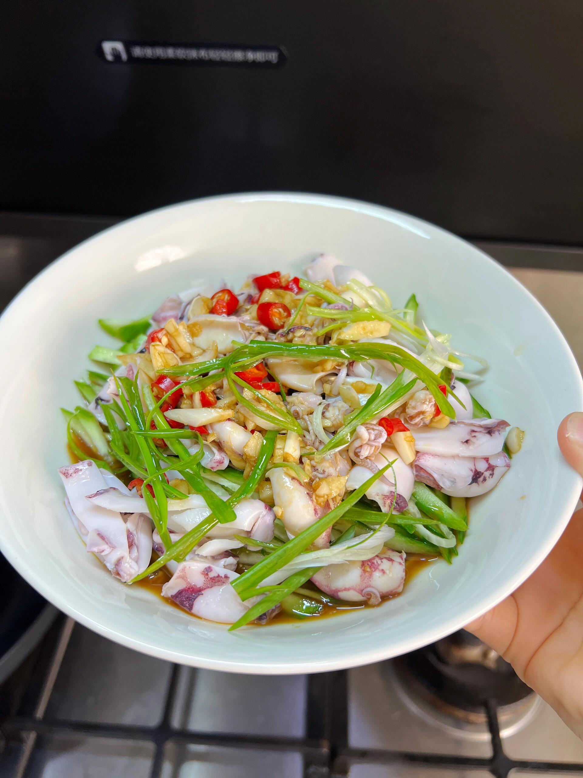 芥末捞汁鱿鱼,夏日小凉菜,清清爽爽,巨好吃|||和广东朋友学的这道凉拌