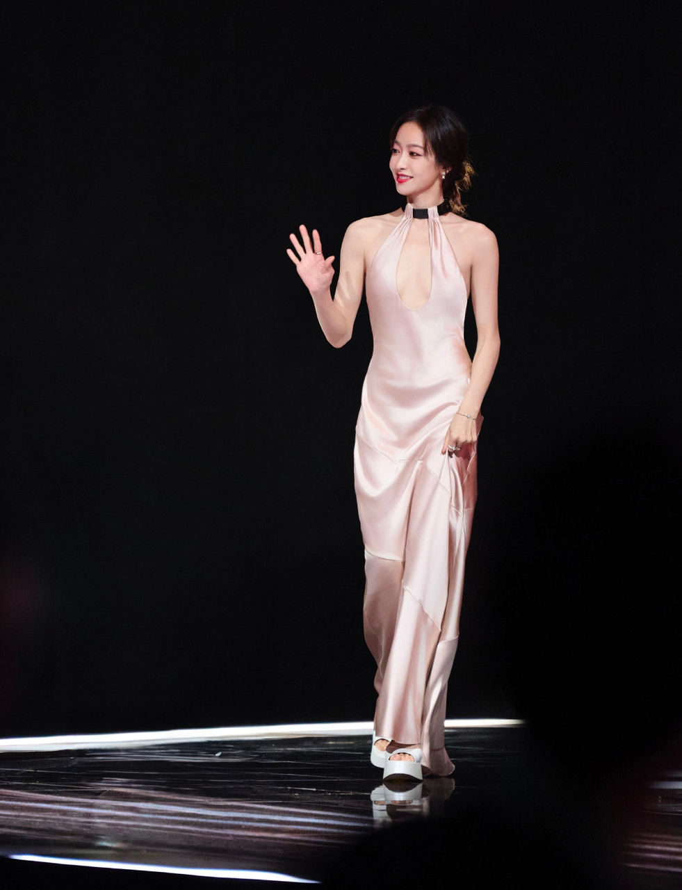 宋茜以柔美香槟粉礼服现身活动,曼妙身姿捕获全场目光,网友:真正的