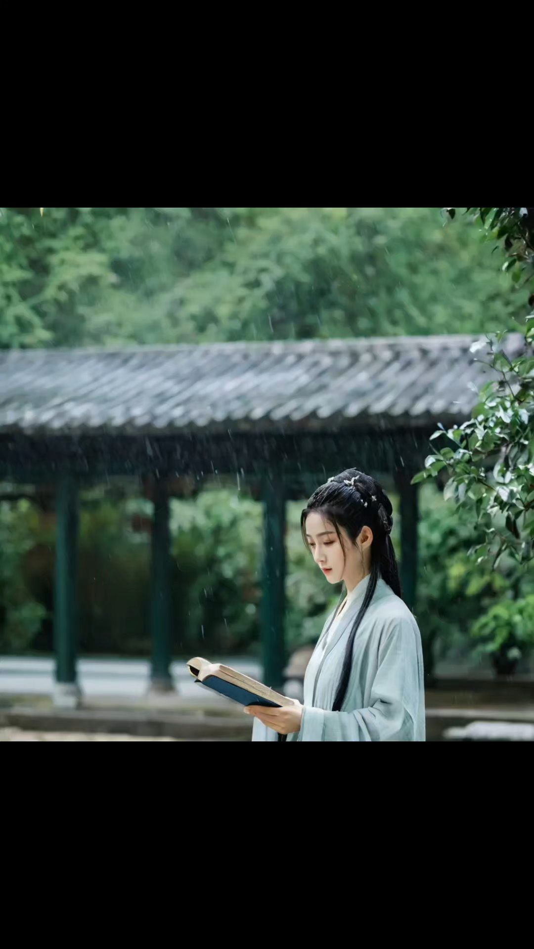 古装古景,小雨淅沥沥的下,少女看书看的入迷-度小视