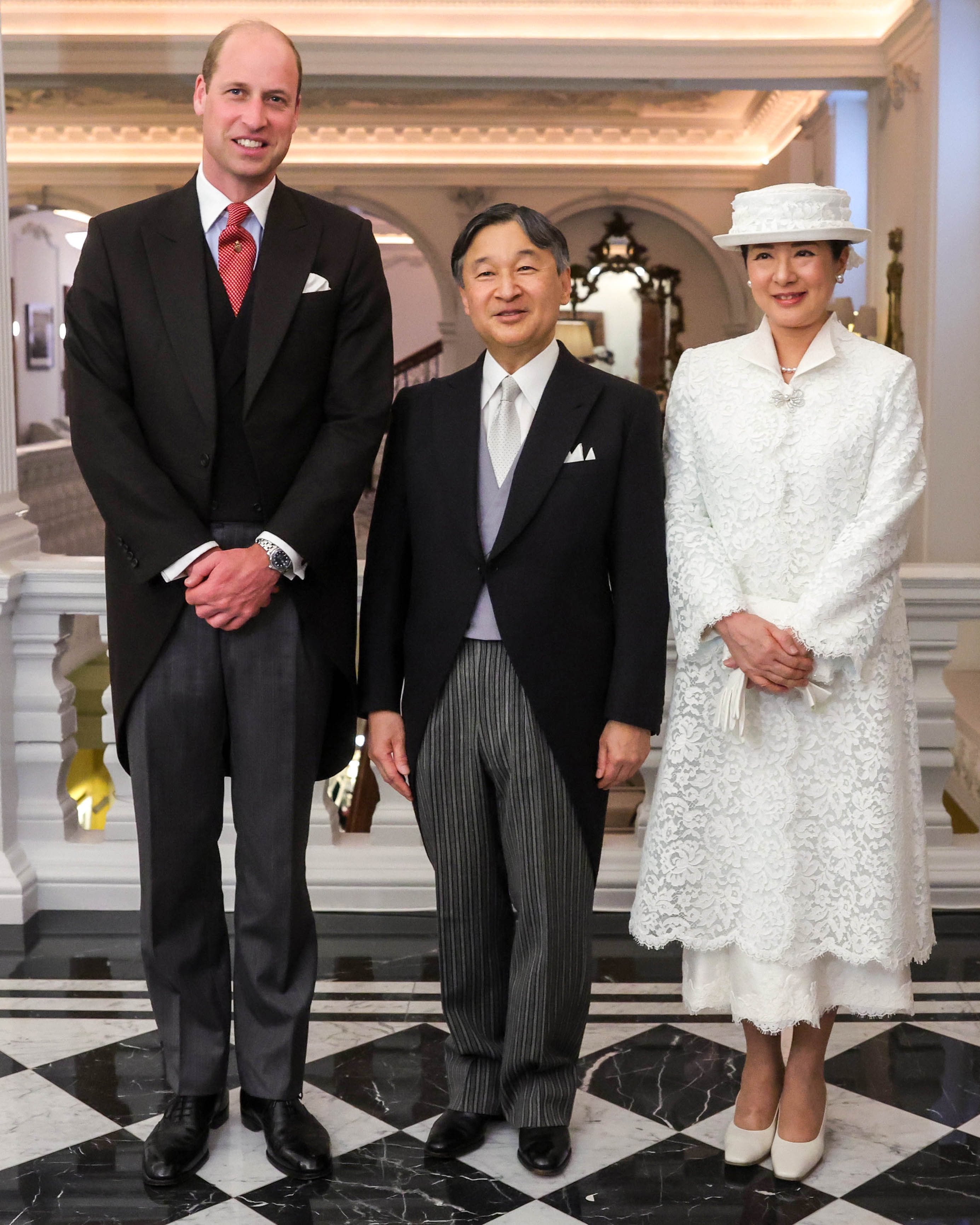 日本天皇德仁访问英国,检阅威尔士卫队,德仁的个子跟他祖宗一样矮小