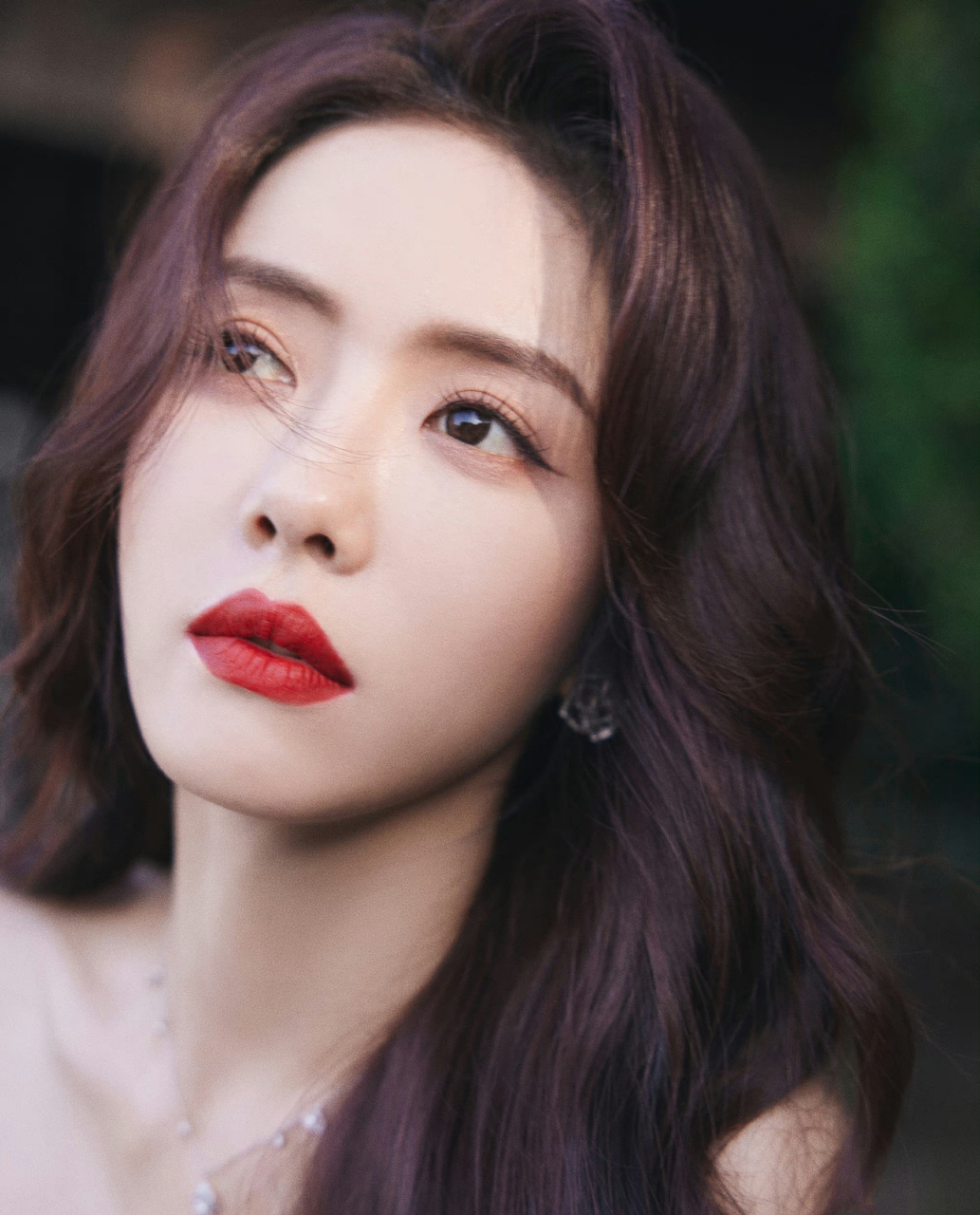 蔡文静,红色丝绒抹胸裙,一朵黄花,红唇超性感!