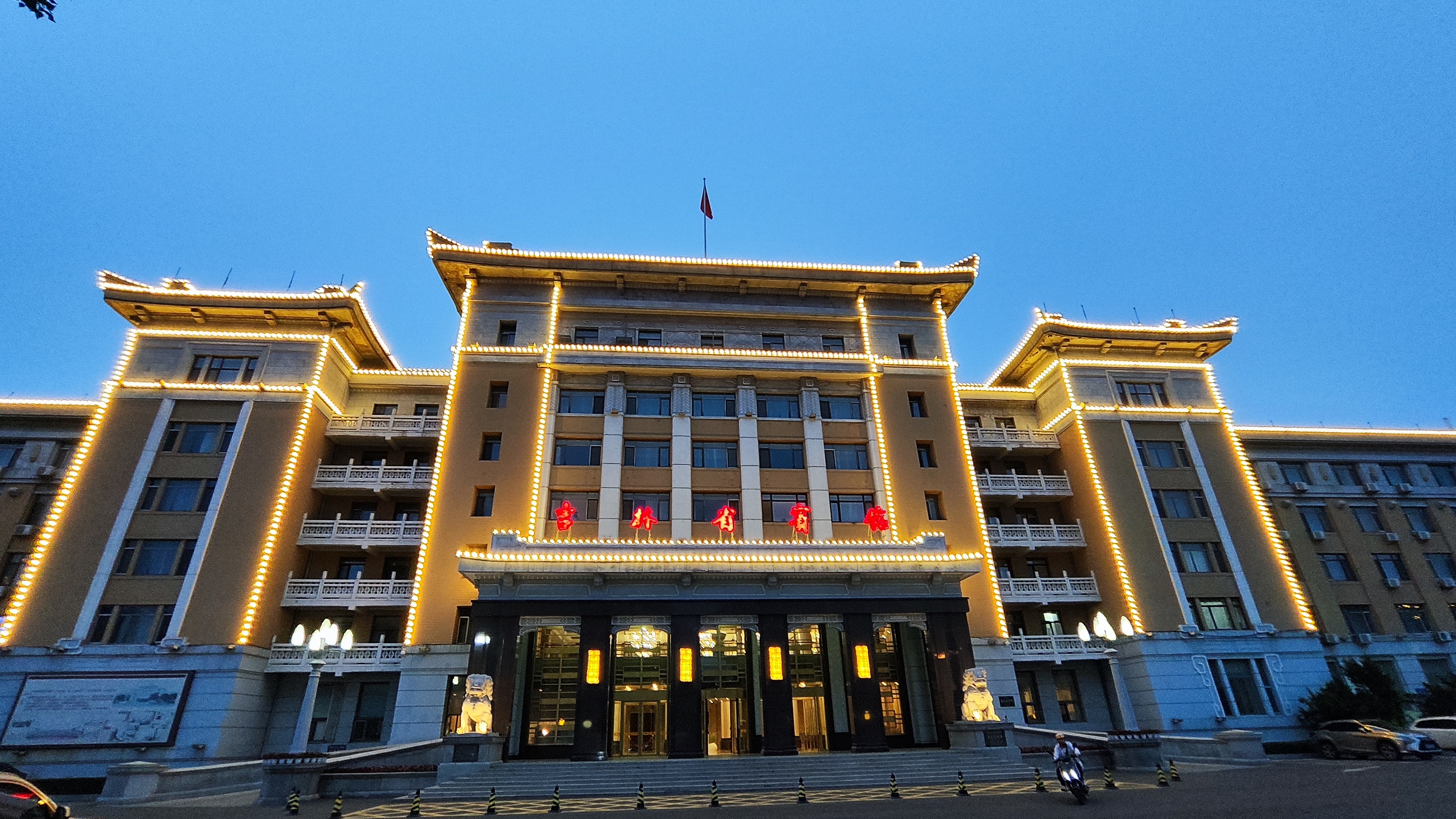 长春的夏天最舒服!没有高温,街道干净整洁绿树成荫,鲜花怒放