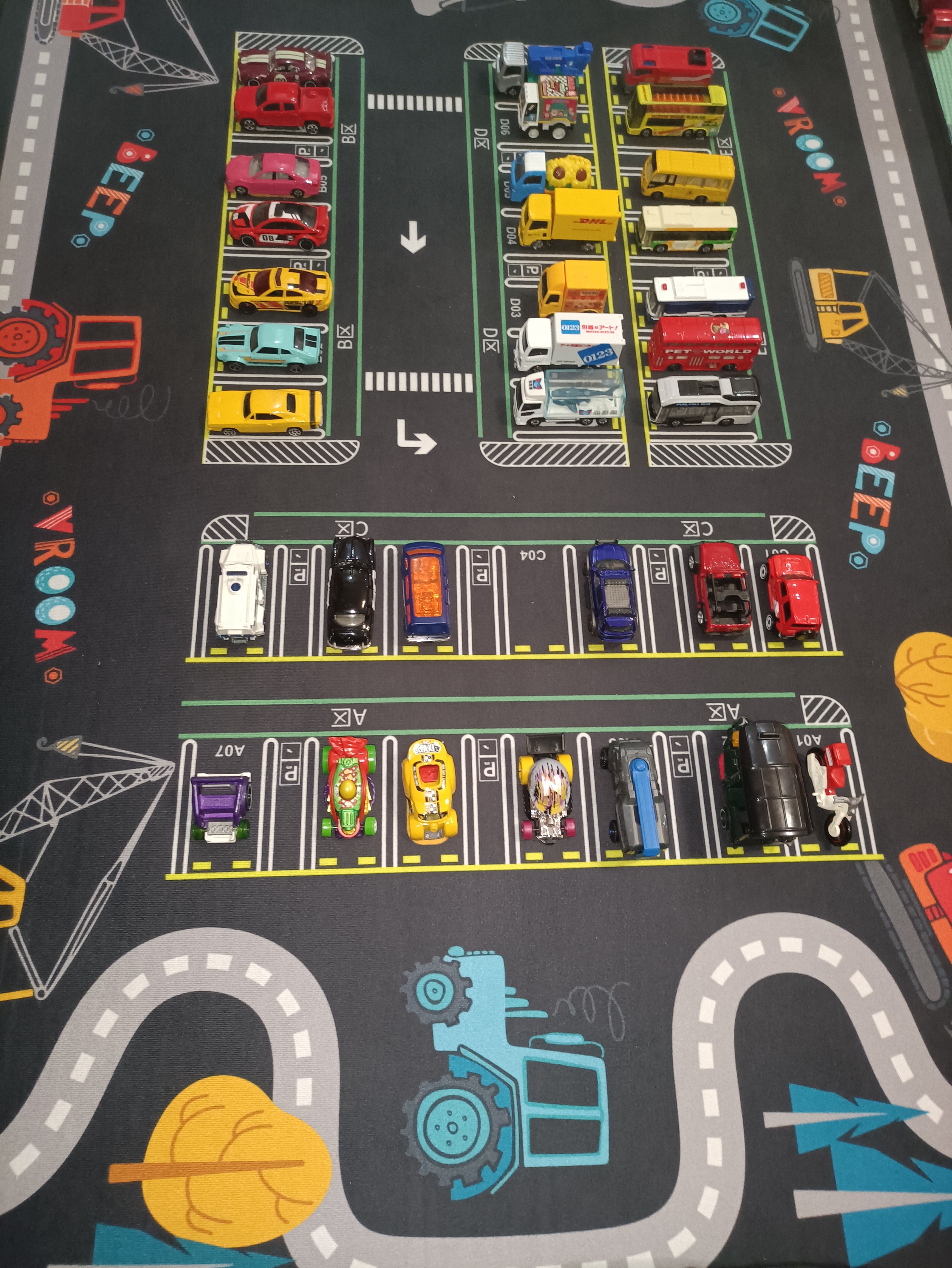 看一下我们家小车迷的存货,多美卡的汽车小镇,雷打不动的一周全款提