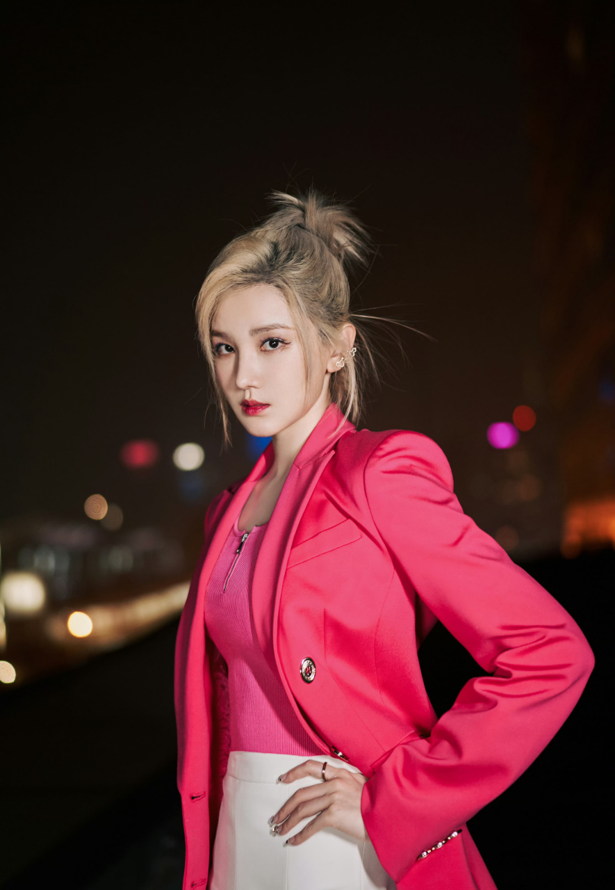 毛晓彤,身穿红色大西服白色短裙,黄发更迷人!