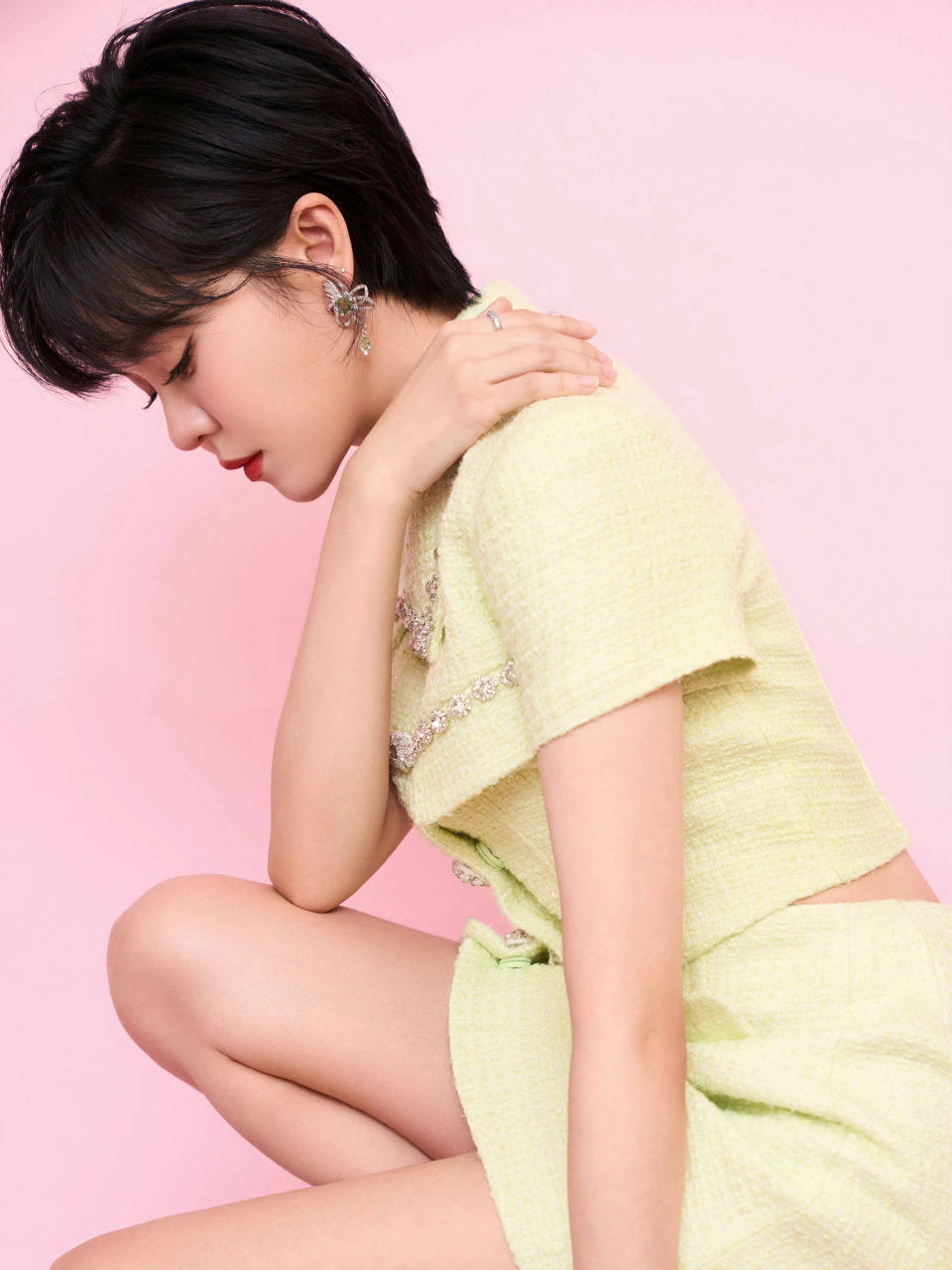 郁可唯美腿玉足也是诱人呐