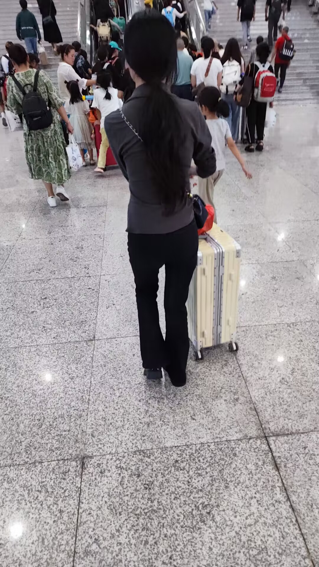 同行背影的图片高清高铁站拉着密码箱长发美女背影女职员路上背影图片