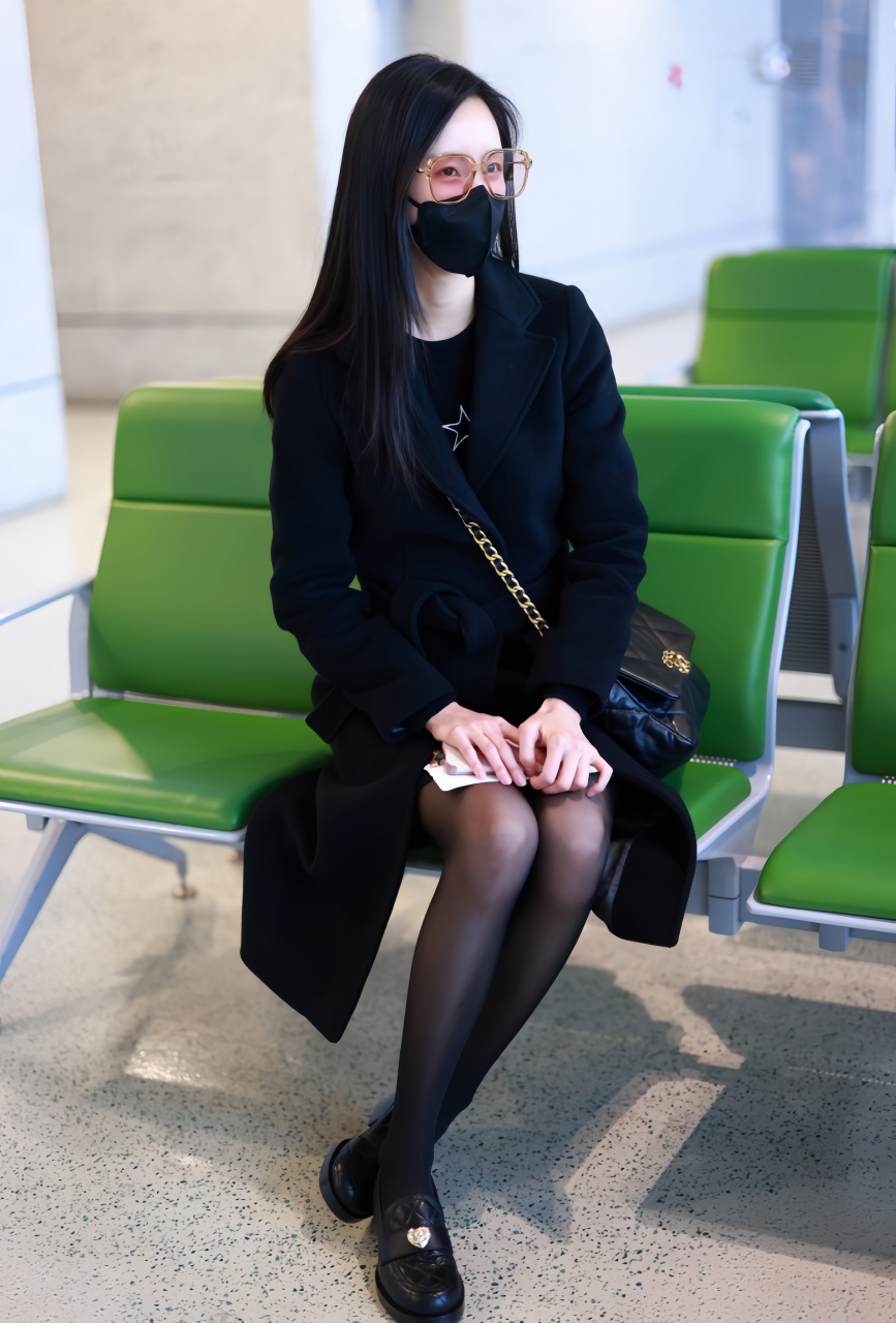 陈都灵,机场路透,黑色风衣搭配黑丝袜,穿个平底鞋都那么美!
