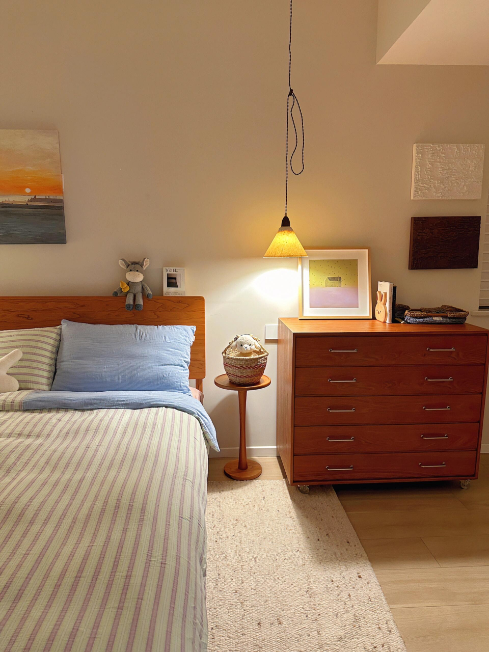 晚上的卧室,有一种温馨的舒适感