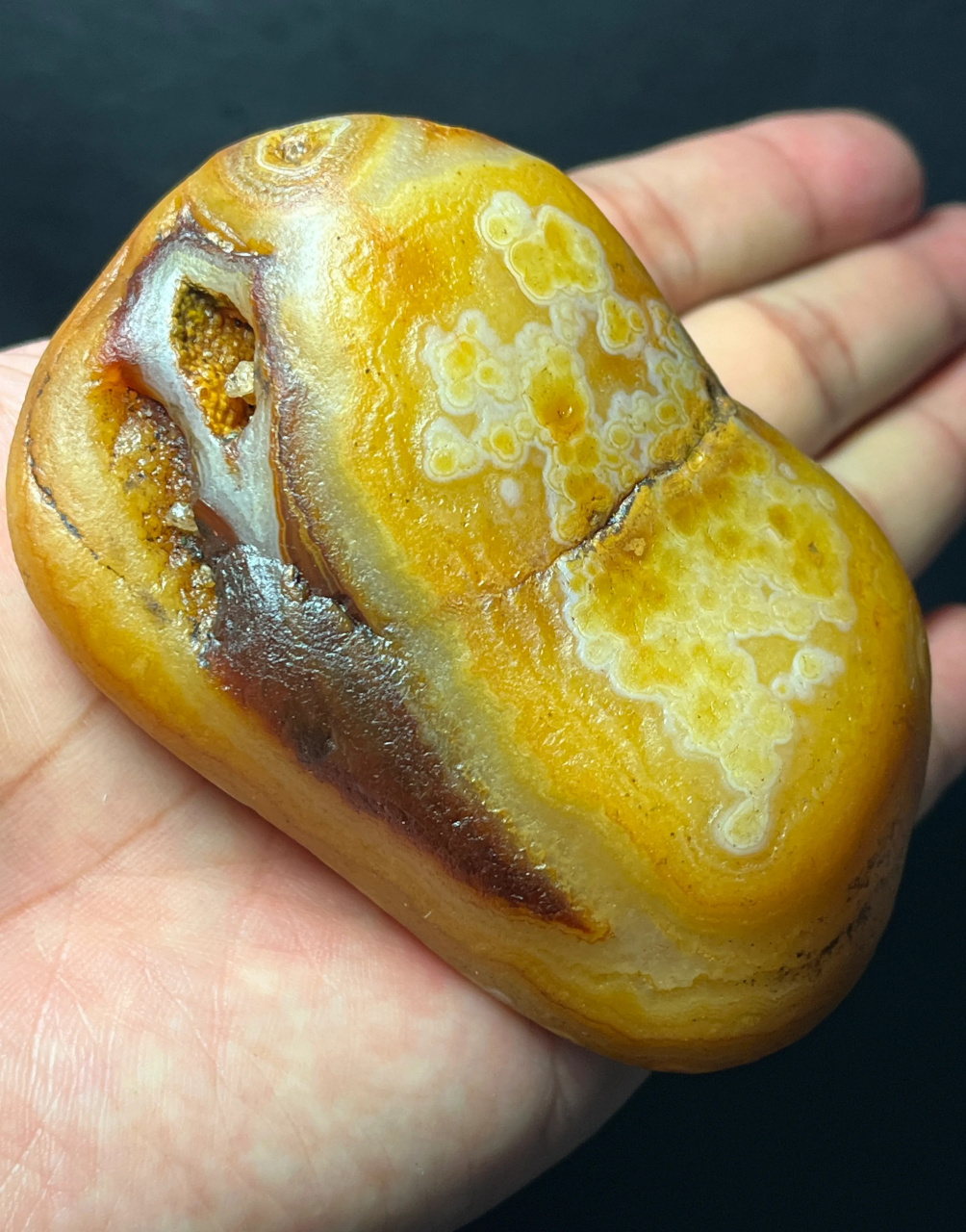 一方精品花眼玛瑙,色彩斑斓,饱满圆润,像极了肉夹馍左右开合,红嘴俏彩