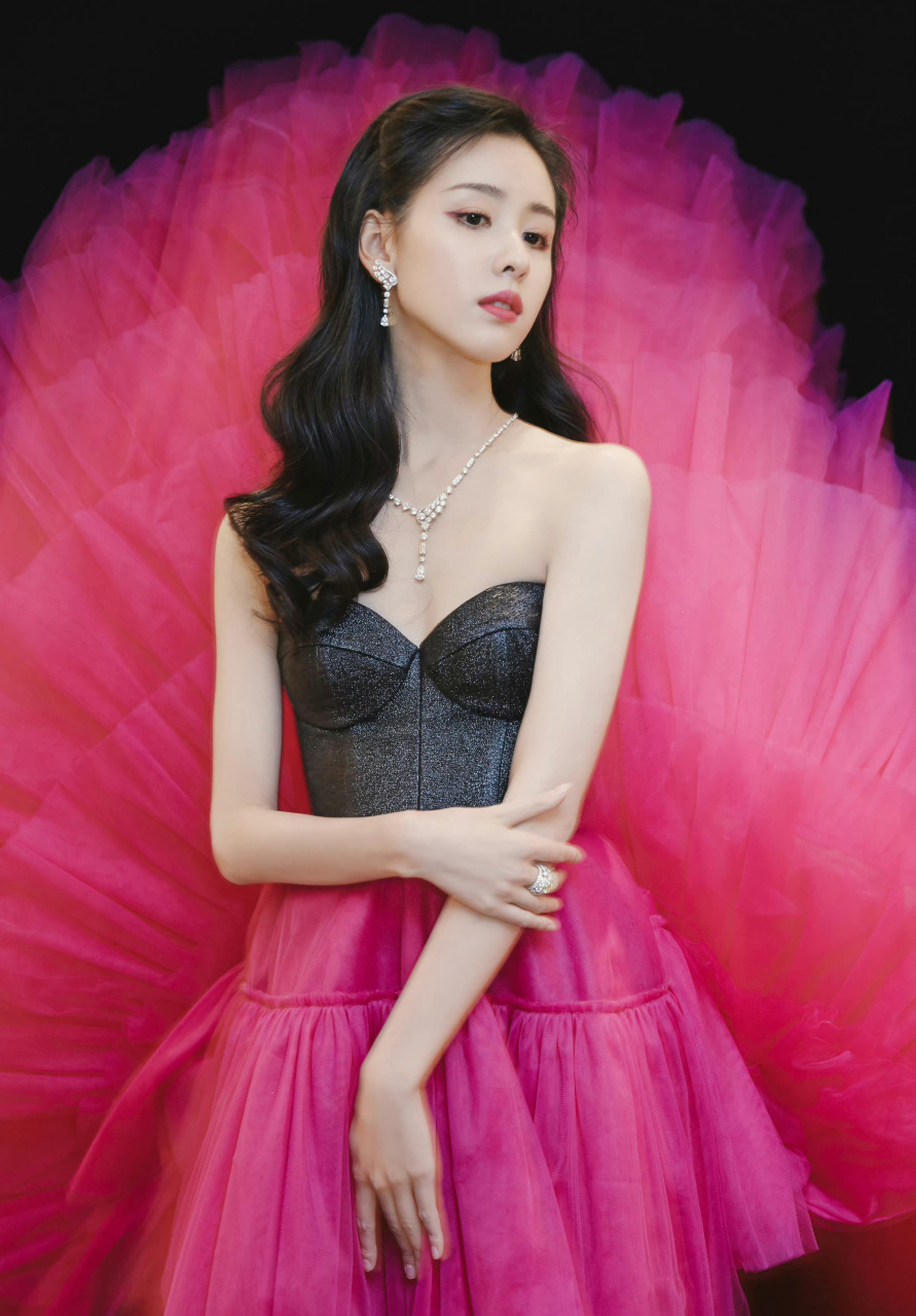 陈都灵,黑色抹胸裙,裙摆粉红色设计,性感迷人!