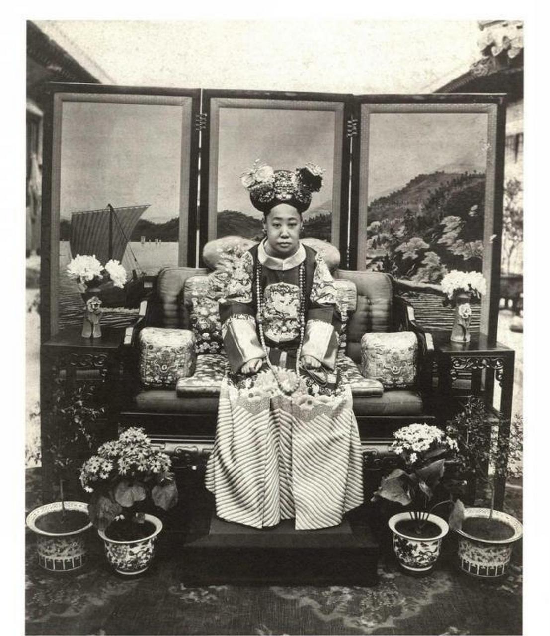 老照片:清朝最显赫的女人  1,老佛爷慈禧,大清国圣母皇太后,这是她的