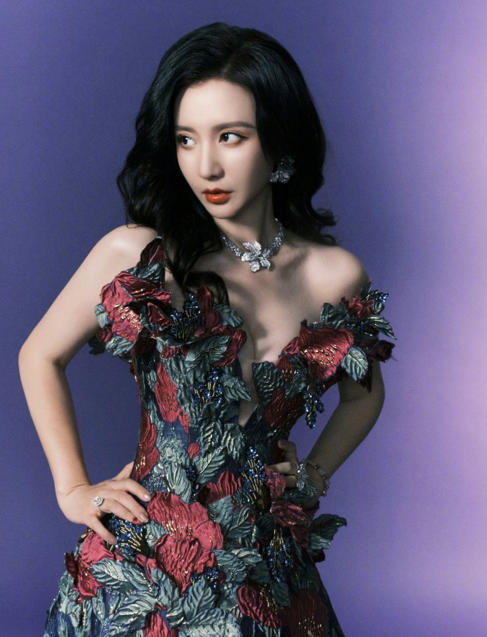 张萌紫气东来深v礼服裙妆造,女人魅力十足#女明星绝美造型##动态连更