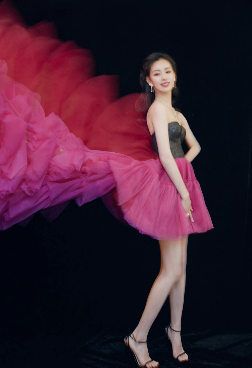 陈都灵,黑色抹胸裙,裙摆粉红色设计,性感迷人!