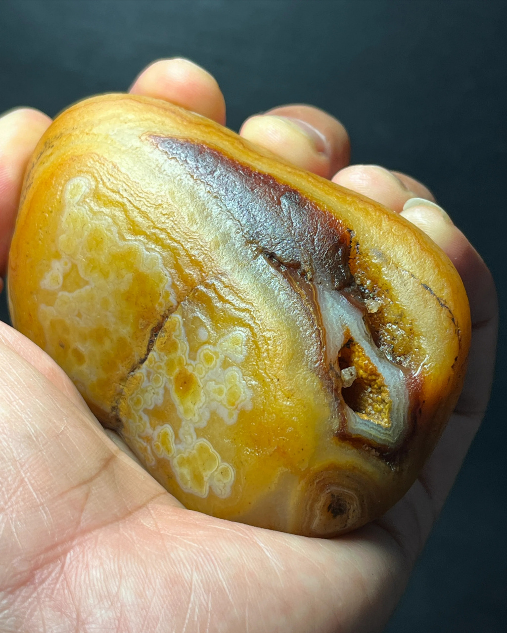 一方精品花眼玛瑙,色彩斑斓,饱满圆润,像极了肉夹馍左右开合,红嘴俏彩