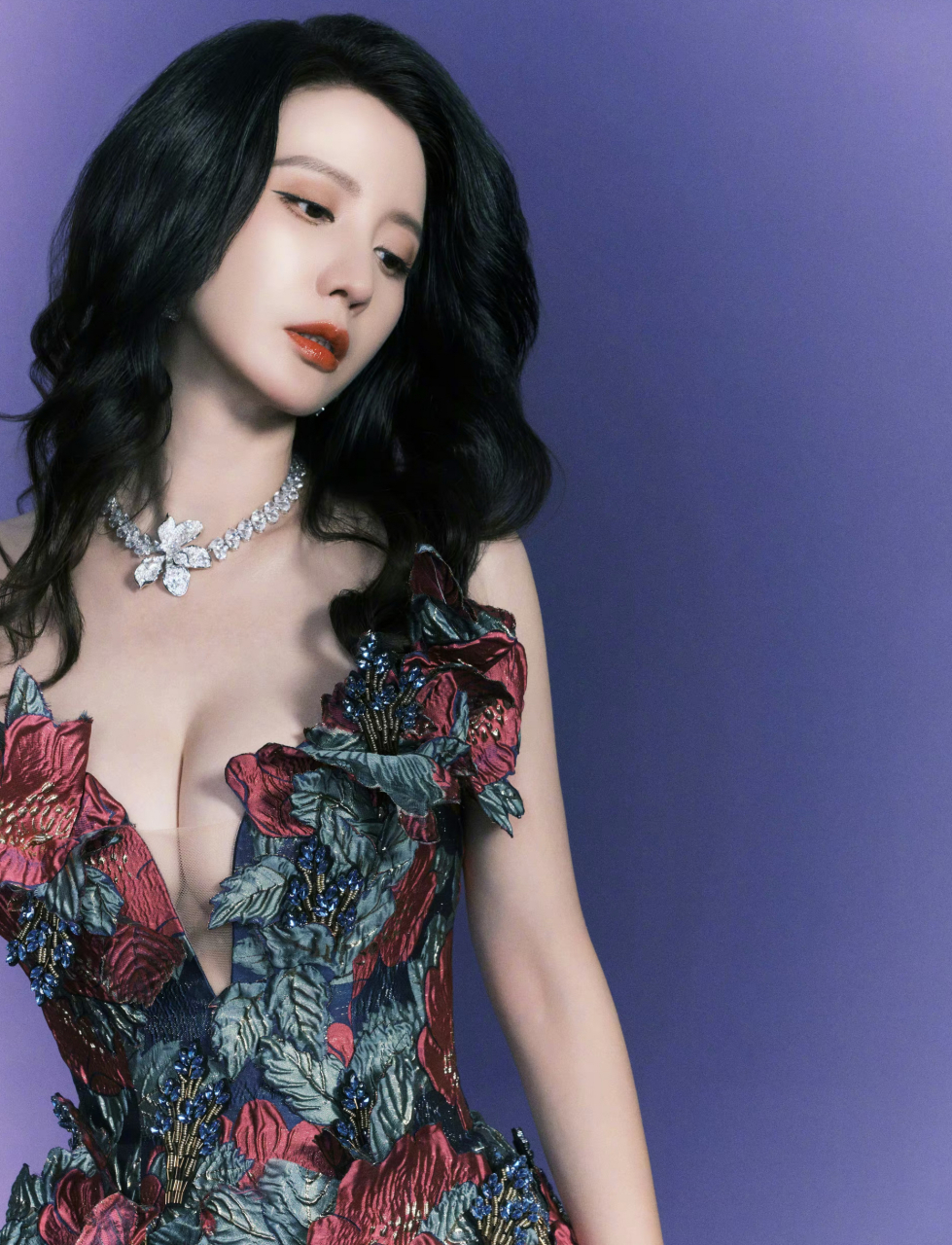 张萌紫气东来深v礼服裙妆造,女人魅力十足#女明星绝美造型##动态连更