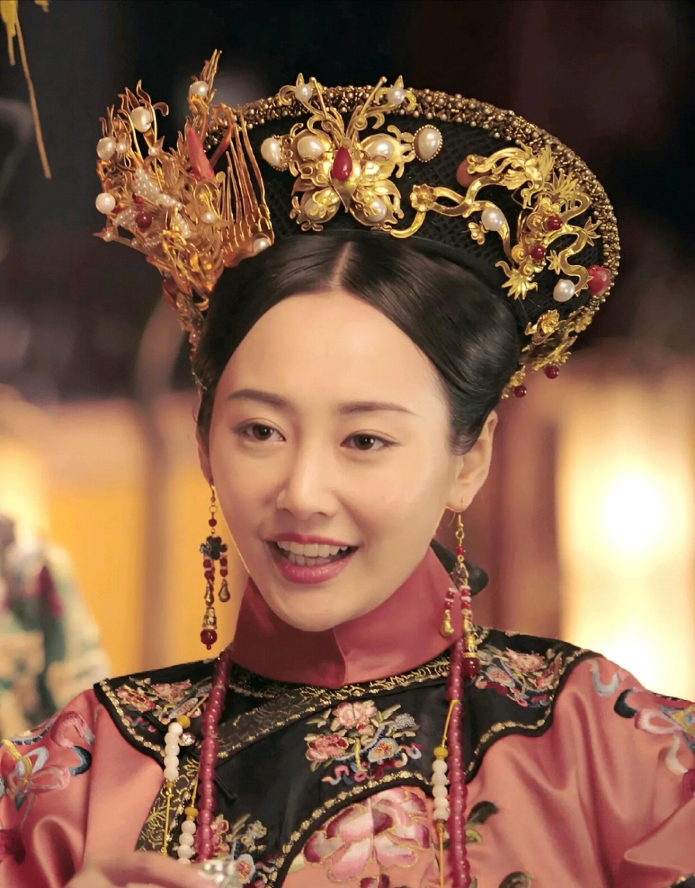 卫嬿婉的钿子头真好看啊 金灿灿的,左侧还有一只金凤,不愧是第一宠妃