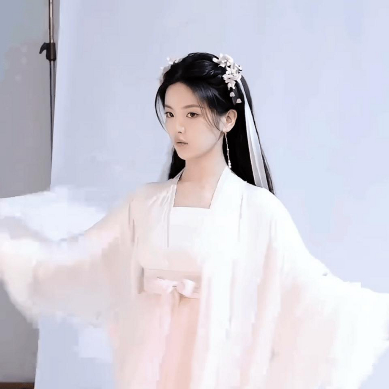 杨超越那些片场的照片,和她真实的样子可不太一样.