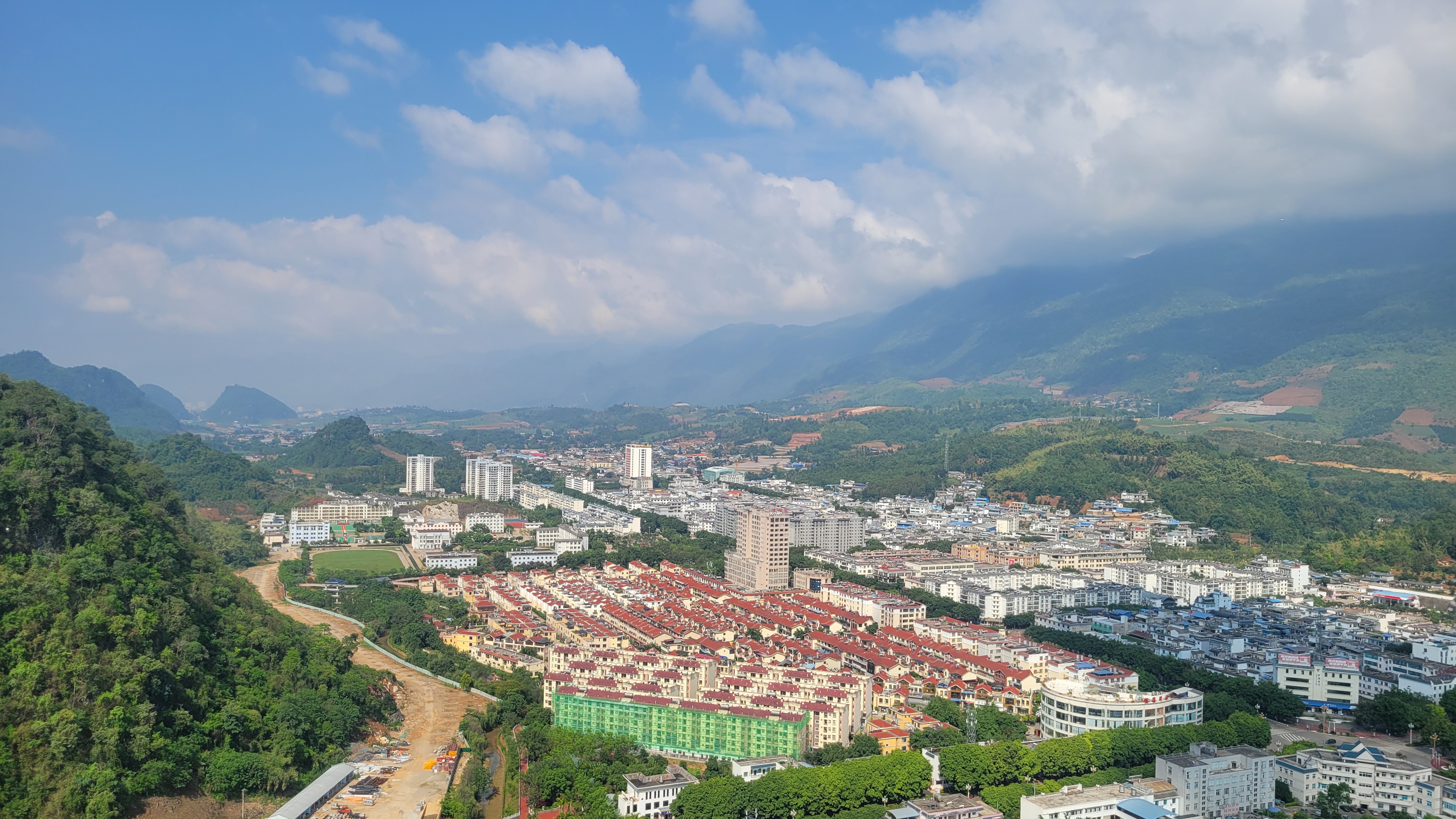 就可以看到一个像长城一样的建筑,上面写着镇康的字样,就到了镇康县