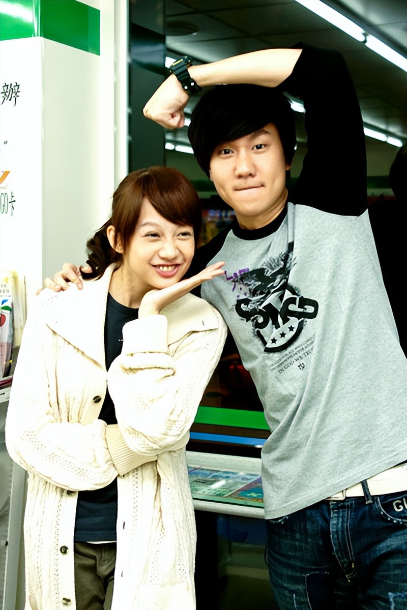 陈妍希"真会玩"!早前拍mv博眼球,躺书桌上让林俊杰胸口写字!