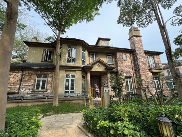 降价1368万!深圳首个人车分流的纯别墅小区:莱蒙水榭山法拍房