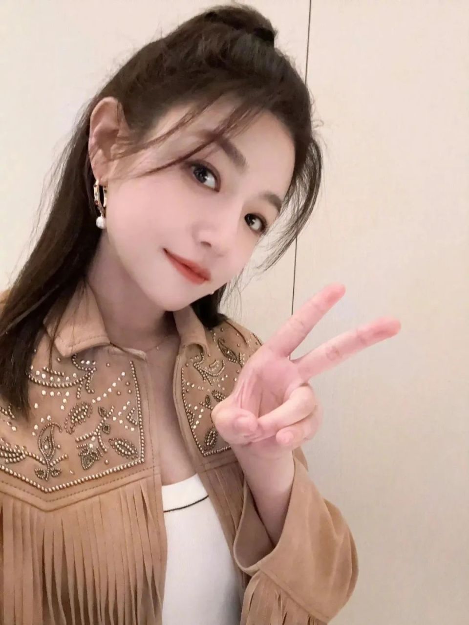 陈妍希"真会玩"!早前拍mv博眼球,躺书桌上让林俊杰胸口写字!