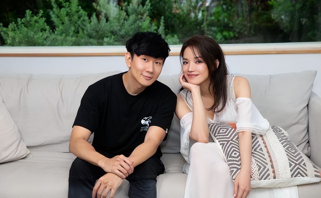 陈妍希"真会玩"!早前拍mv博眼球,躺书桌上让林俊杰胸口写字!