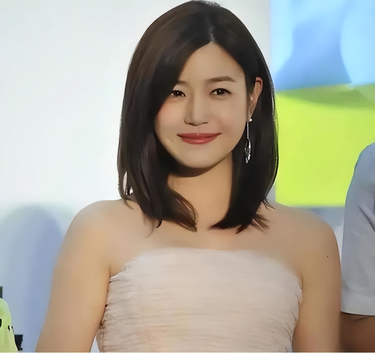 陈妍希"真会玩"!早前拍mv博眼球,躺书桌上让林俊杰胸口写字!