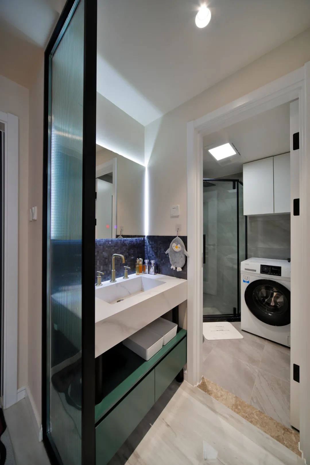 小夫妻的50㎡小家:现代轻奢优雅大气,玻璃墙卧室有个性,超美