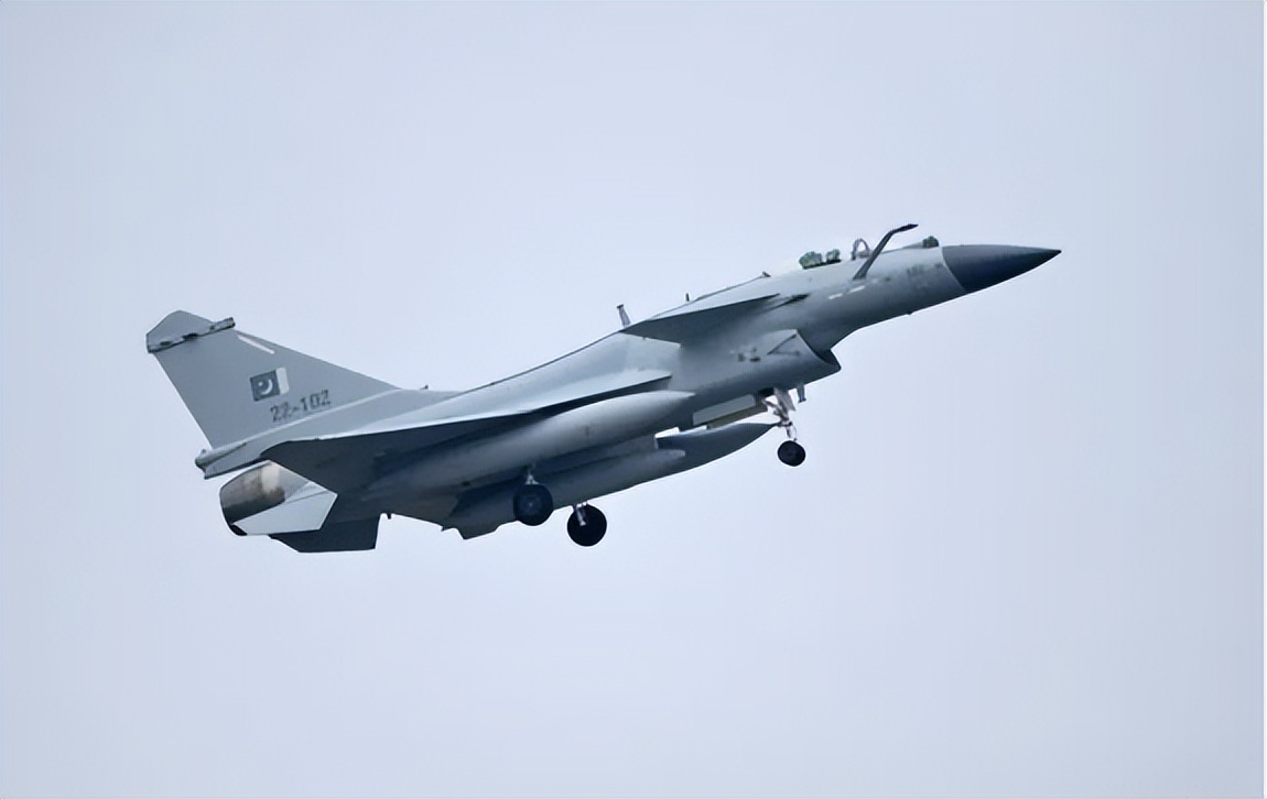 中国海军055型驱逐舰大连舰:南海的震撼力量,菲律宾的警告信号