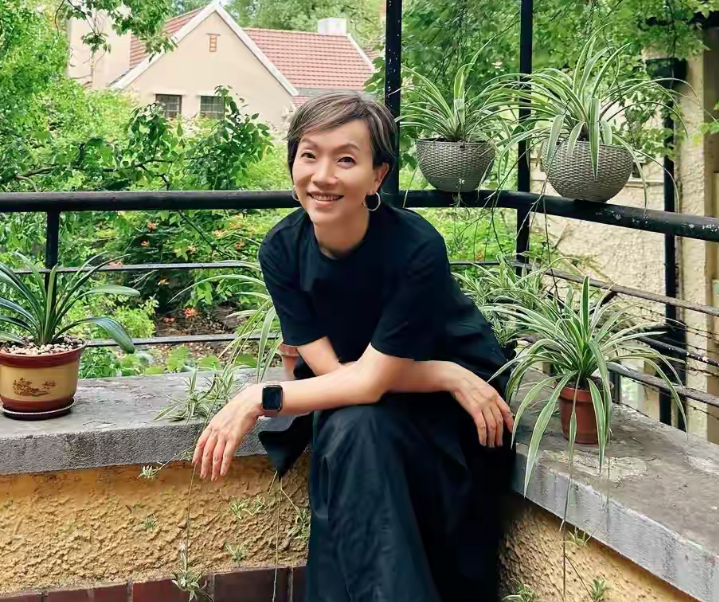 56岁陈明的一组照片,引发网友对这位昔日女歌手的关注