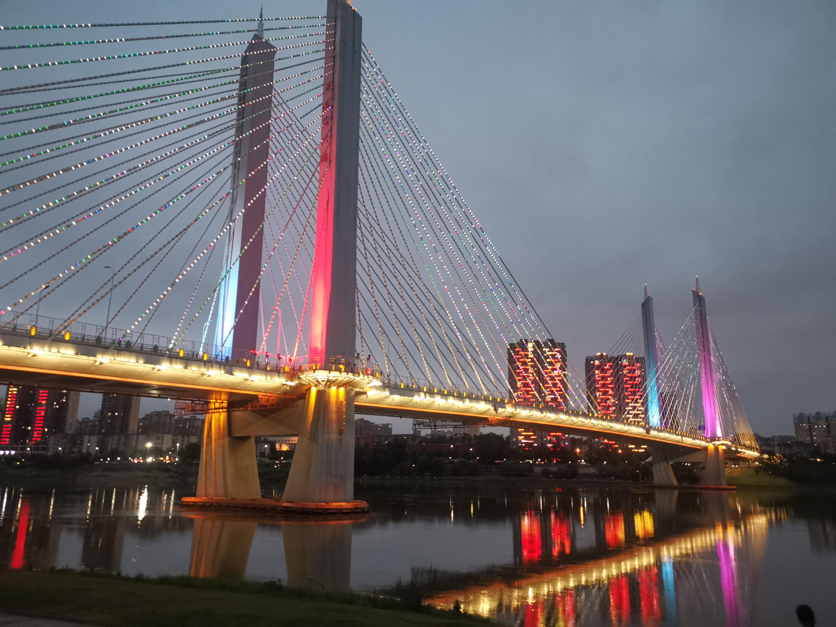 益阳资江的夜景太美了,大桥五颜六色的风光闪烁,文昌阁更是金碧辉煌!