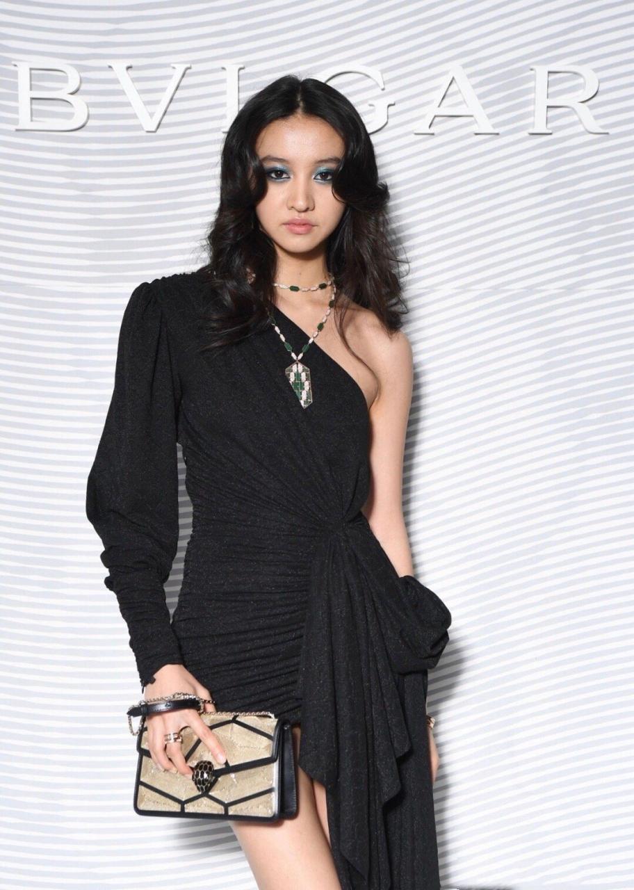 木村光希黑色小裙子搭配浮夸妆容,瞬间老了十岁