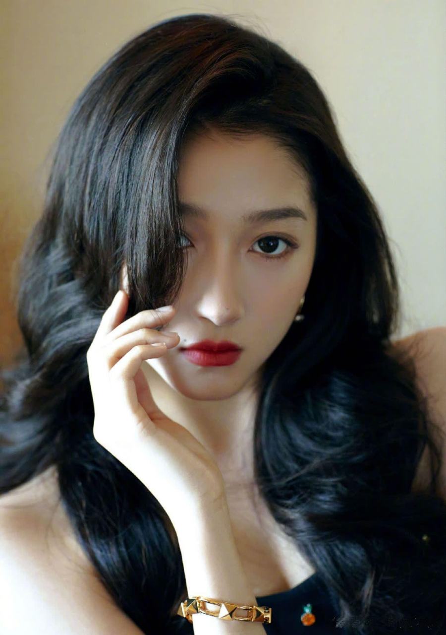 关晓彤卷发红唇,铆钉高跟