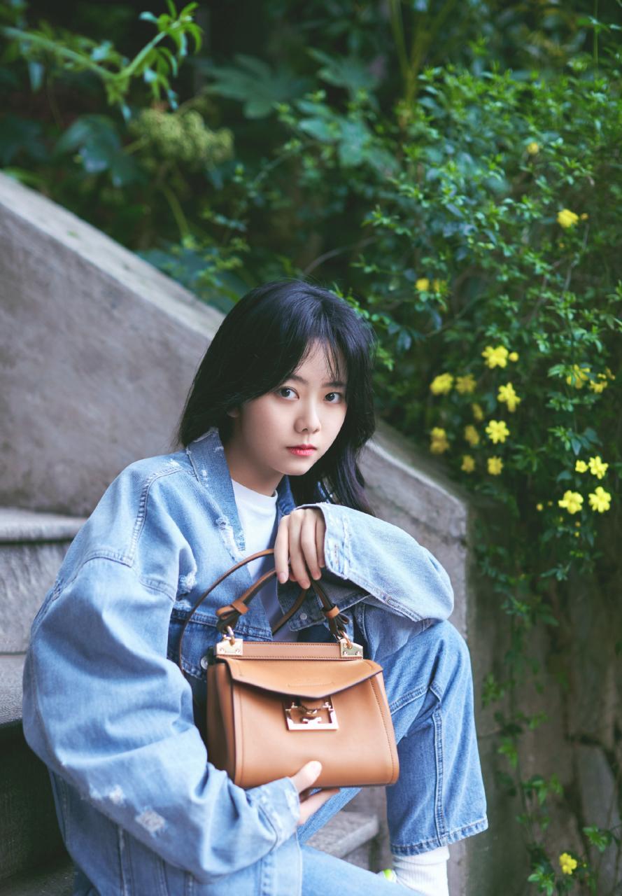 谭松韵!牛仔外套搭配牛仔裤,尽显时髦