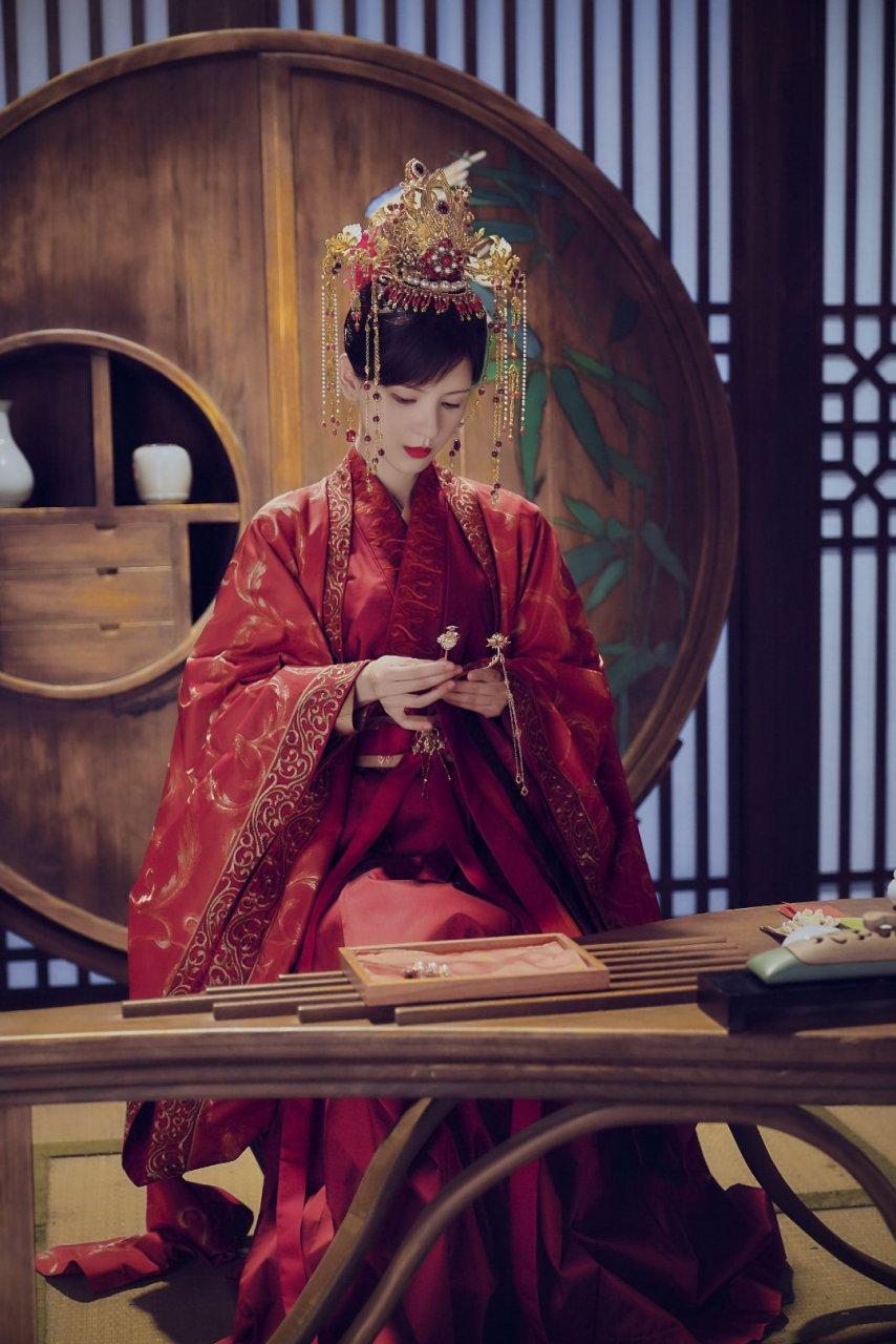 张予曦红色古装造型对比