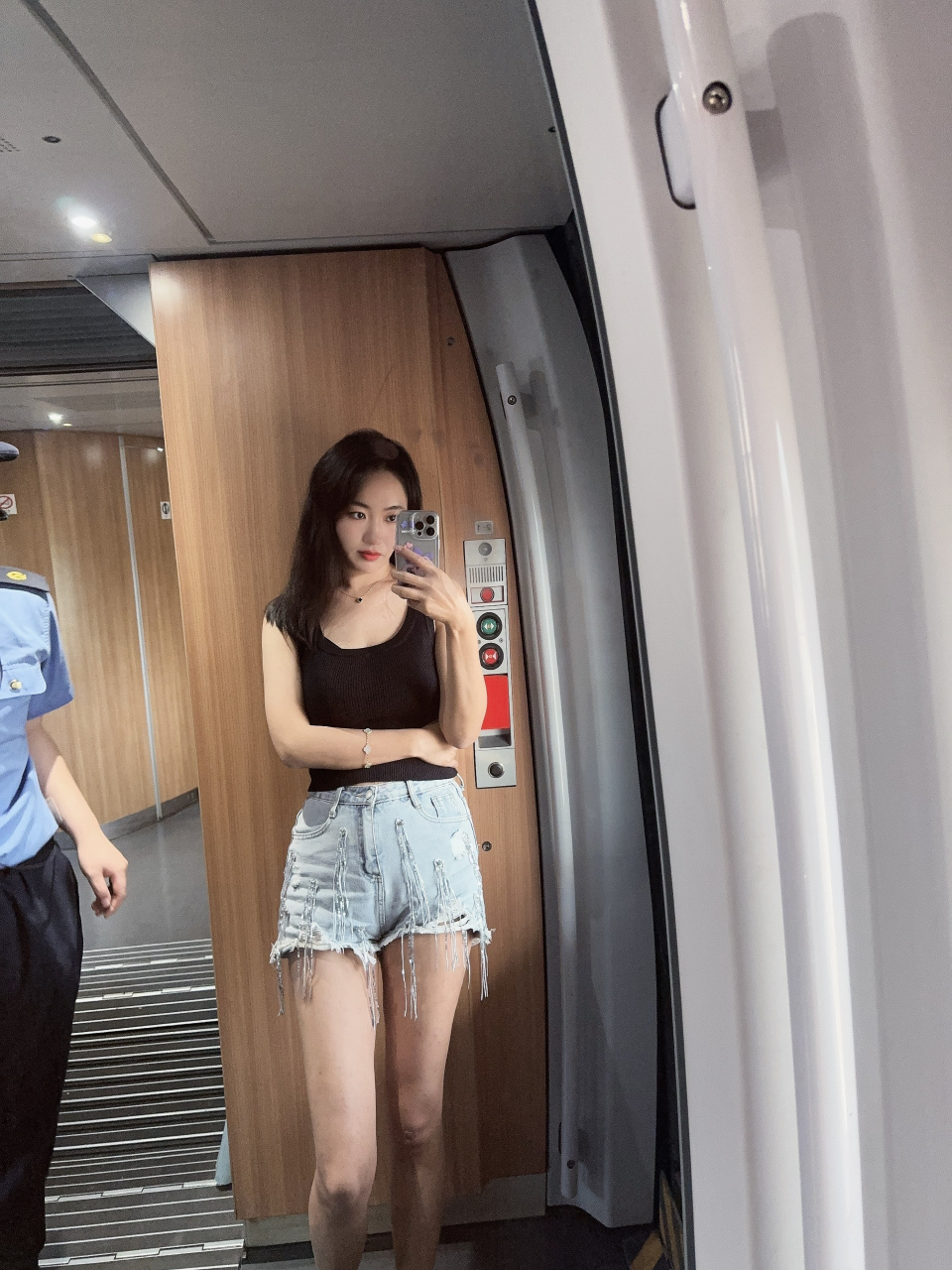 火车上偶遇大美女,颜值很高