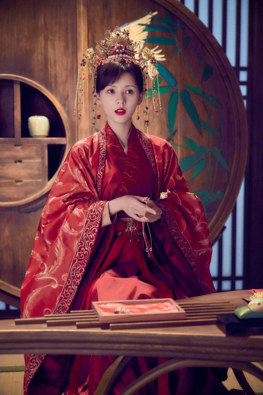 张予曦红色古装造型对比