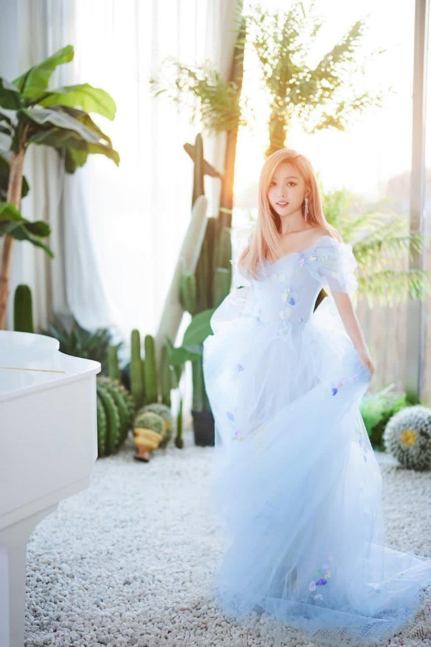 吴宣仪新歌《北卡蓝》造型写真,淡蓝色纱裙好少女呀.
