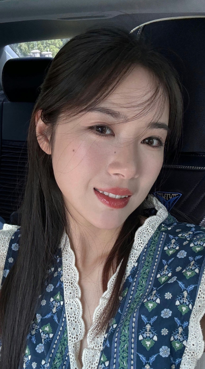 纯素颜出境,这样的真实面容,你还满意不