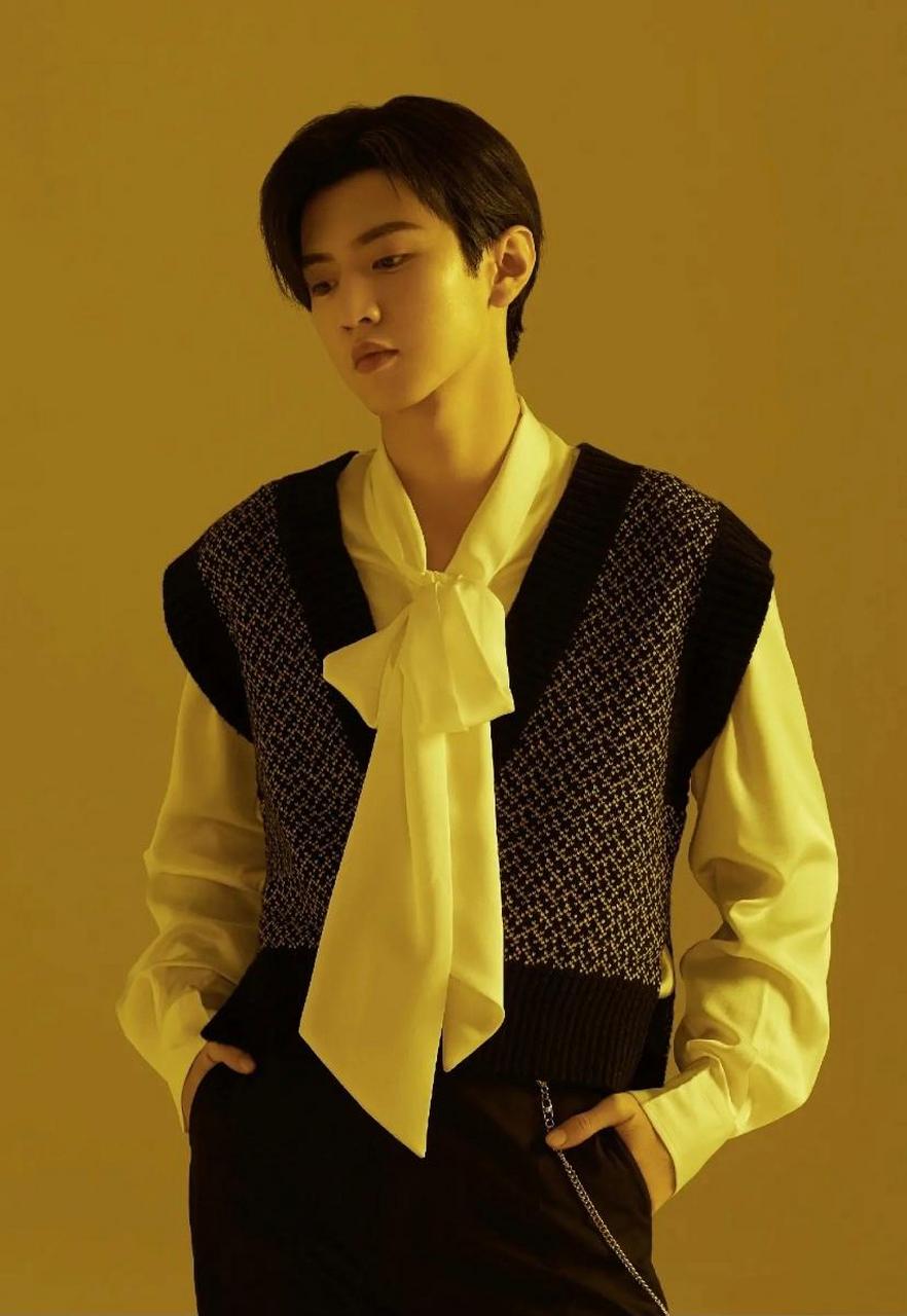 陈哲远帅气穿搭,白色衬衫搭配灰色网点马甲,时尚又休闲