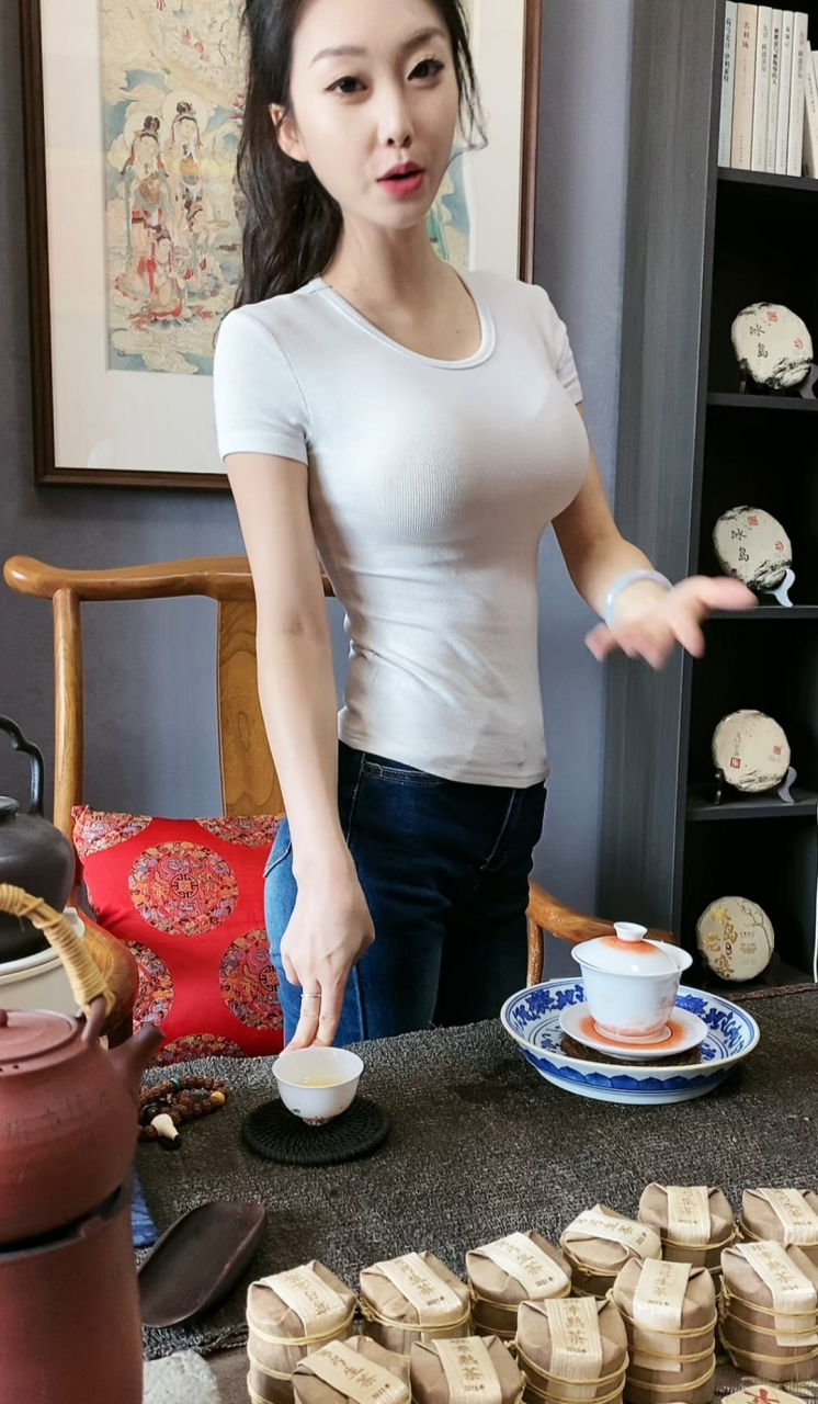 这是我见过最漂亮的卖茶女,颜值身材都很抗打,总感觉哪里不对,不协调