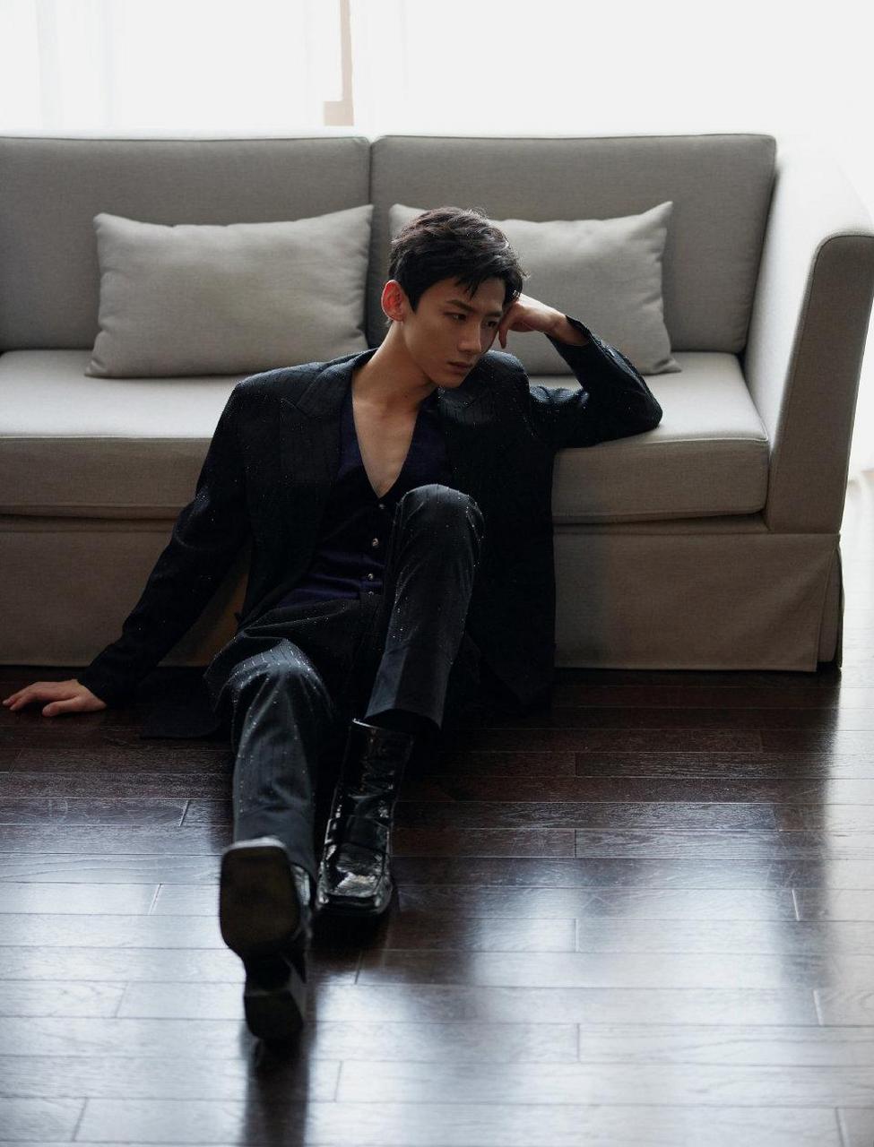 白敬亭氛围感照片,黑色亮片西装,绅士潇洒